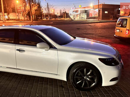 Белый Лексус ЛС, объемом двигателя 4.97 л и пробегом 326 тыс. км за 10900 $, фото 1 на Automoto.ua