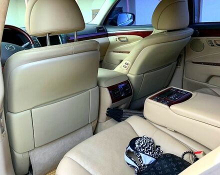 Черный Лексус ЛС, объемом двигателя 4.6 л и пробегом 230 тыс. км за 13000 $, фото 4 на Automoto.ua