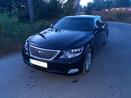 Черный Лексус ЛС, объемом двигателя 5 л и пробегом 229 тыс. км за 10500 $, фото 1 на Automoto.ua