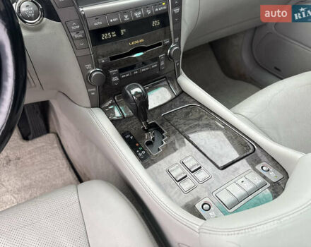 Серый Лексус ЛС, объемом двигателя 4.6 л и пробегом 323 тыс. км за 10400 $, фото 11 на Automoto.ua