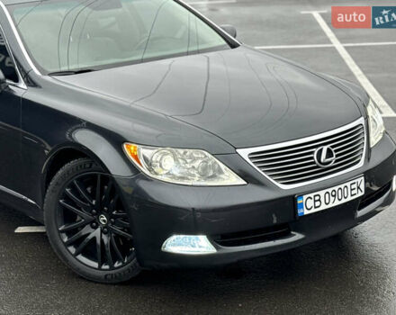 Серый Лексус ЛС, объемом двигателя 4.6 л и пробегом 323 тыс. км за 10400 $, фото 1 на Automoto.ua