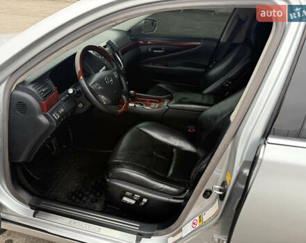 Серый Лексус ЛС, объемом двигателя 4.6 л и пробегом 230 тыс. км за 8500 $, фото 5 на Automoto.ua