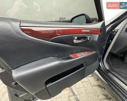 Серый Лексус ЛС, объемом двигателя 4.6 л и пробегом 116 тыс. км за 11700 $, фото 23 на Automoto.ua