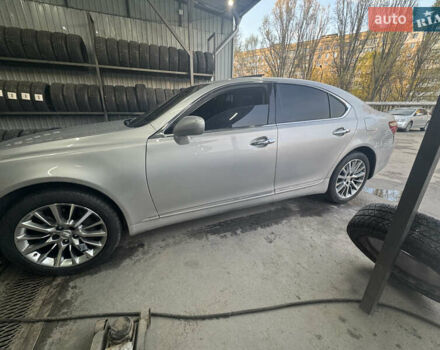 Серый Лексус ЛС, объемом двигателя 4.61 л и пробегом 290 тыс. км за 9000 $, фото 4 на Automoto.ua