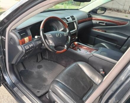 Серый Лексус ЛС, объемом двигателя 5 л и пробегом 340 тыс. км за 14500 $, фото 15 на Automoto.ua