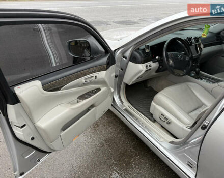 Серый Лексус ЛС, объемом двигателя 4.61 л и пробегом 216 тыс. км за 12800 $, фото 35 на Automoto.ua