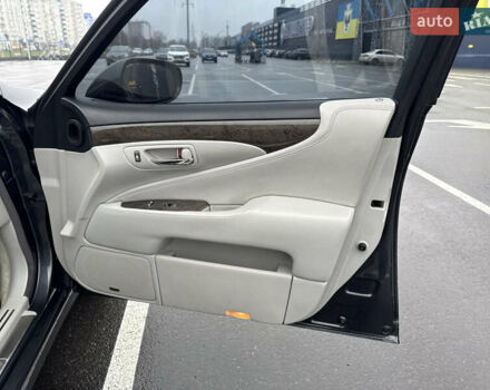 Серый Лексус ЛС, объемом двигателя 4.6 л и пробегом 323 тыс. км за 10400 $, фото 23 на Automoto.ua