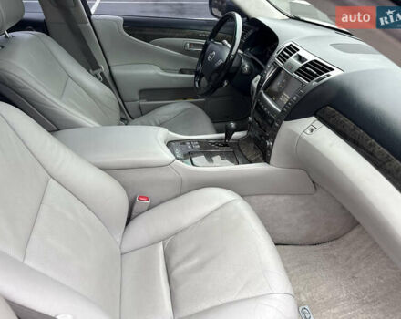 Серый Лексус ЛС, объемом двигателя 4.6 л и пробегом 323 тыс. км за 10400 $, фото 24 на Automoto.ua