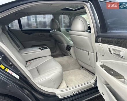 Серый Лексус ЛС, объемом двигателя 4.6 л и пробегом 323 тыс. км за 10400 $, фото 19 на Automoto.ua