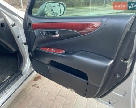 Серый Лексус ЛС, объемом двигателя 4.61 л и пробегом 200 тыс. км за 12500 $, фото 23 на Automoto.ua