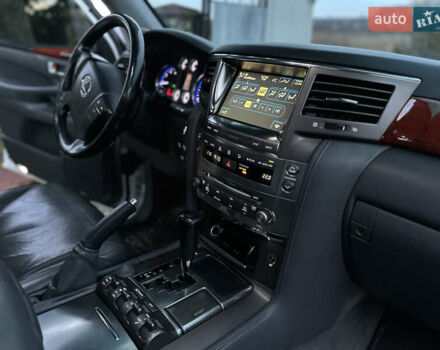 Белый Лексус ЛХ, объемом двигателя 5.7 л и пробегом 307 тыс. км за 20950 $, фото 16 на Automoto.ua