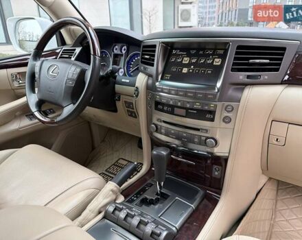 Белый Лексус ЛХ, объемом двигателя 5.66 л и пробегом 206 тыс. км за 25555 $, фото 2 на Automoto.ua