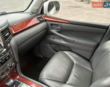 Белый Лексус ЛХ, объемом двигателя 5.66 л и пробегом 186 тыс. км за 24900 $, фото 47 на Automoto.ua