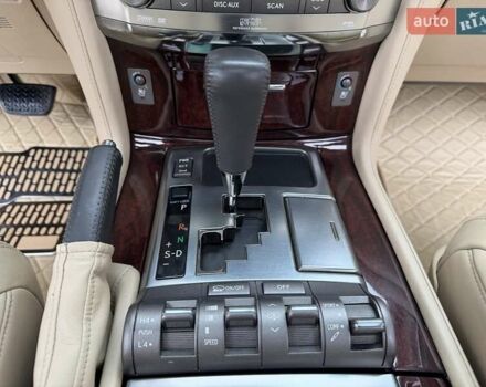 Белый Лексус ЛХ, объемом двигателя 5.66 л и пробегом 206 тыс. км за 25555 $, фото 23 на Automoto.ua