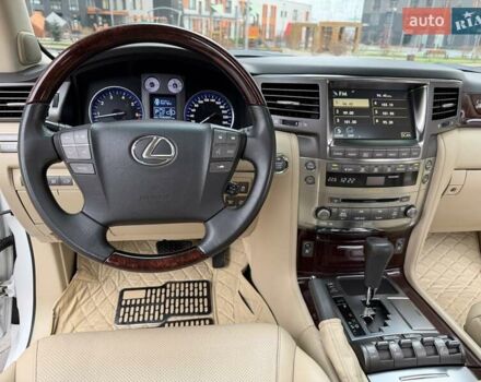 Белый Лексус ЛХ, объемом двигателя 5.66 л и пробегом 206 тыс. км за 25555 $, фото 22 на Automoto.ua