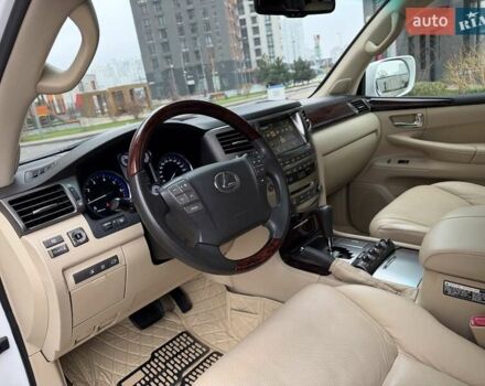 Белый Лексус ЛХ, объемом двигателя 5.66 л и пробегом 206 тыс. км за 25555 $, фото 13 на Automoto.ua