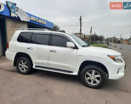 Белый Лексус ЛХ, объемом двигателя 5.66 л и пробегом 348 тыс. км за 16000 $, фото 4 на Automoto.ua