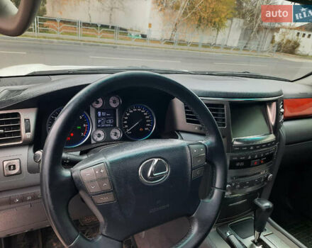 Белый Лексус ЛХ, объемом двигателя 5.66 л и пробегом 348 тыс. км за 16000 $, фото 13 на Automoto.ua