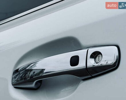 Белый Лексус ЛХ, объемом двигателя 5.7 л и пробегом 197 тыс. км за 25700 $, фото 64 на Automoto.ua