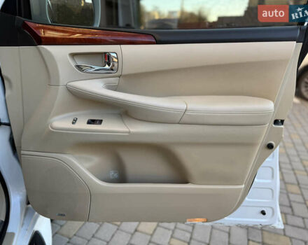 Белый Лексус ЛХ, объемом двигателя 5.66 л и пробегом 299 тыс. км за 22900 $, фото 25 на Automoto.ua