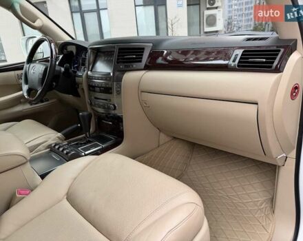 Белый Лексус ЛХ, объемом двигателя 5.66 л и пробегом 206 тыс. км за 25555 $, фото 17 на Automoto.ua