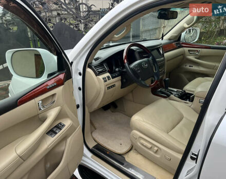 Белый Лексус ЛХ, объемом двигателя 5.66 л и пробегом 157 тыс. км за 29500 $, фото 17 на Automoto.ua