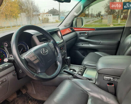 Белый Лексус ЛХ, объемом двигателя 5.66 л и пробегом 348 тыс. км за 16000 $, фото 11 на Automoto.ua