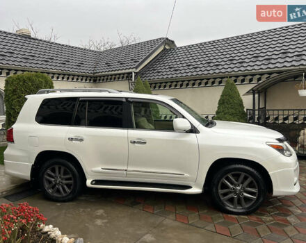 Белый Лексус ЛХ, объемом двигателя 5.66 л и пробегом 157 тыс. км за 29500 $, фото 1 на Automoto.ua