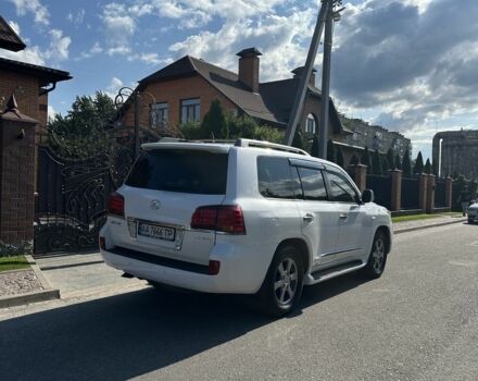 Белый Лексус ЛХ, объемом двигателя 5.7 л и пробегом 340 тыс. км за 16000 $, фото 1 на Automoto.ua