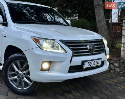 Белый Лексус ЛХ, объемом двигателя 5.7 л и пробегом 307 тыс. км за 20950 $, фото 2 на Automoto.ua