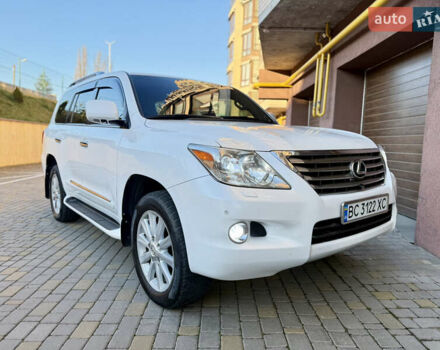 Белый Лексус ЛХ, объемом двигателя 5.66 л и пробегом 299 тыс. км за 22900 $, фото 1 на Automoto.ua