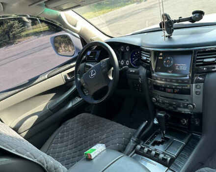 Белый Лексус ЛХ, объемом двигателя 5.66 л и пробегом 270 тыс. км за 33777 $, фото 9 на Automoto.ua