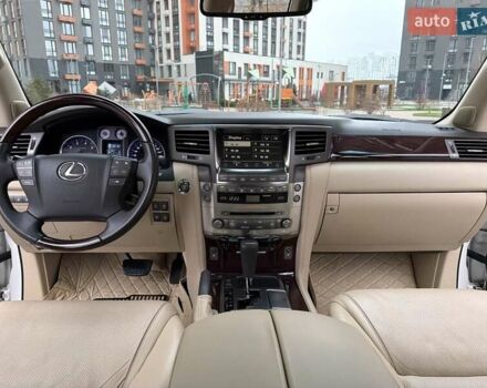 Белый Лексус ЛХ, объемом двигателя 5.66 л и пробегом 206 тыс. км за 25555 $, фото 20 на Automoto.ua