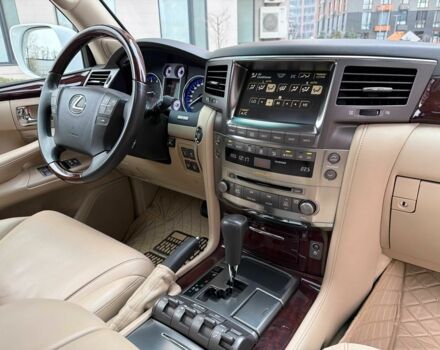 Білий Лексус ЛХ, об'ємом двигуна 5.7 л та пробігом 206 тис. км за 25555 $, фото 2 на Automoto.ua
