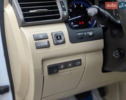 Белый Лексус ЛХ, объемом двигателя 5.7 л и пробегом 260 тыс. км за 24000 $, фото 16 на Automoto.ua