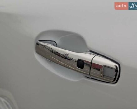 Белый Лексус ЛХ, объемом двигателя 5.7 л и пробегом 260 тыс. км за 24000 $, фото 25 на Automoto.ua