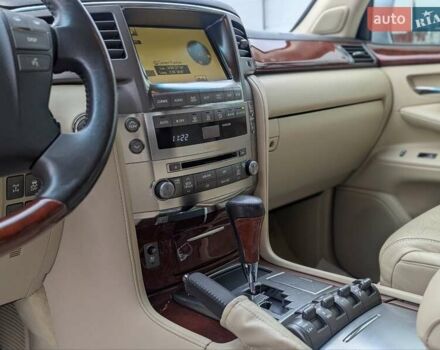 Белый Лексус ЛХ, объемом двигателя 5.7 л и пробегом 260 тыс. км за 24000 $, фото 11 на Automoto.ua