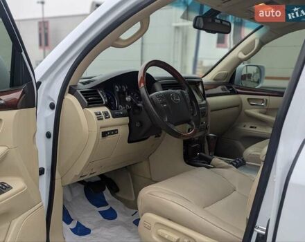 Белый Лексус ЛХ, объемом двигателя 5.7 л и пробегом 260 тыс. км за 24000 $, фото 6 на Automoto.ua