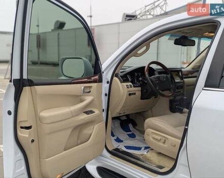 Белый Лексус ЛХ, объемом двигателя 5.7 л и пробегом 260 тыс. км за 24000 $, фото 5 на Automoto.ua