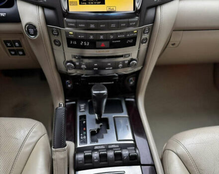 Белый Лексус ЛХ, объемом двигателя 5.66 л и пробегом 287 тыс. км за 28900 $, фото 7 на Automoto.ua