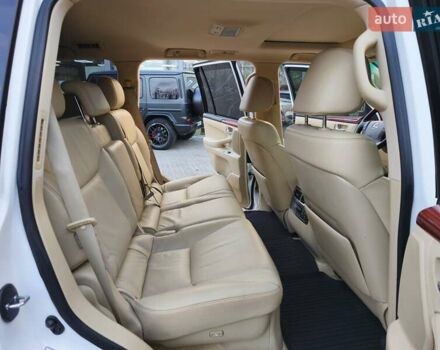 Белый Лексус ЛХ, объемом двигателя 5.66 л и пробегом 208 тыс. км за 25500 $, фото 13 на Automoto.ua