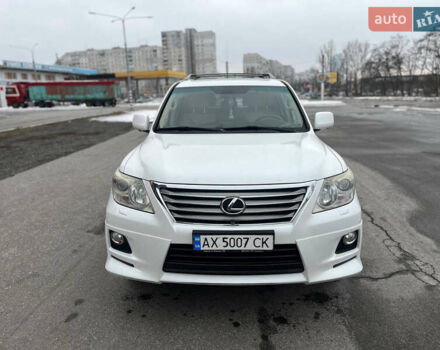 Белый Лексус ЛХ, объемом двигателя 5.66 л и пробегом 197 тыс. км за 27750 $, фото 1 на Automoto.ua