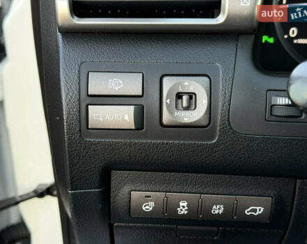 Белый Лексус ЛХ, объемом двигателя 5.7 л и пробегом 190 тыс. км за 38000 $, фото 16 на Automoto.ua