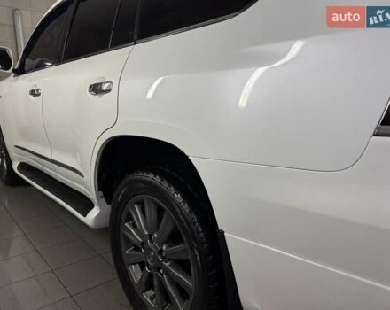 Белый Лексус ЛХ, объемом двигателя 5.66 л и пробегом 200 тыс. км за 33333 $, фото 13 на Automoto.ua