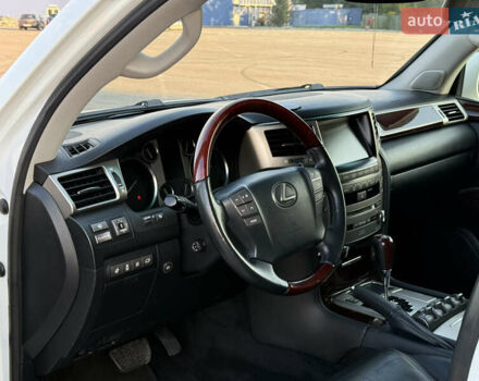 Белый Лексус ЛХ, объемом двигателя 5.7 л и пробегом 190 тыс. км за 38000 $, фото 9 на Automoto.ua