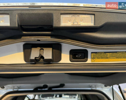 Белый Лексус ЛХ, объемом двигателя 5.7 л и пробегом 190 тыс. км за 38000 $, фото 26 на Automoto.ua