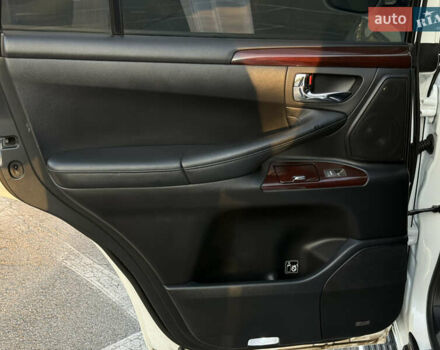 Белый Лексус ЛХ, объемом двигателя 5.7 л и пробегом 190 тыс. км за 38000 $, фото 24 на Automoto.ua