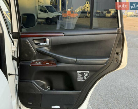 Белый Лексус ЛХ, объемом двигателя 5.7 л и пробегом 190 тыс. км за 38000 $, фото 21 на Automoto.ua