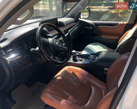 Белый Лексус ЛХ, объемом двигателя 0 л и пробегом 210 тыс. км за 61000 $, фото 6 на Automoto.ua