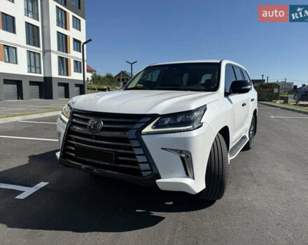 Белый Лексус ЛХ, объемом двигателя 4.46 л и пробегом 235 тыс. км за 56900 $, фото 1 на Automoto.ua